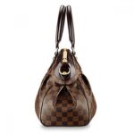 it's versatile too as it can be carried either by hand or on the shoulder.- Size: 13.4 x 9.4 x 5.9 inches£¨34×25×14.5CM£©- Fearture:- Zippered closure to keep personal belongings secure- Two internal patch pockets- Rounded leather handles- Adjustable and removable leather strap- Base studs to protect the bag- Smooth leather trimmings and red microfibre lining