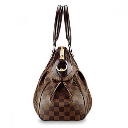 it's versatile too as it can be carried either by hand or on the shoulder.- Size: 13.4 x 9.4 x 5.9 inches£¨34×25×14.5CM£©- Fearture:- Zippered closure to keep personal belongings secure- Two internal patch pockets- Rounded leather handles- Adjustable and removable leather strap- Base studs to protect the bag- Smooth leather trimmings and red microfibre lining