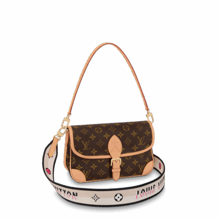 The Deanne NM PM is a reinterpretation of a classic model from the 1990s in Monogram canvas. Vintage-inspired details such as leather corners and archive-inspired buckles are combined with the modern functionality of pockets and a roomy interior