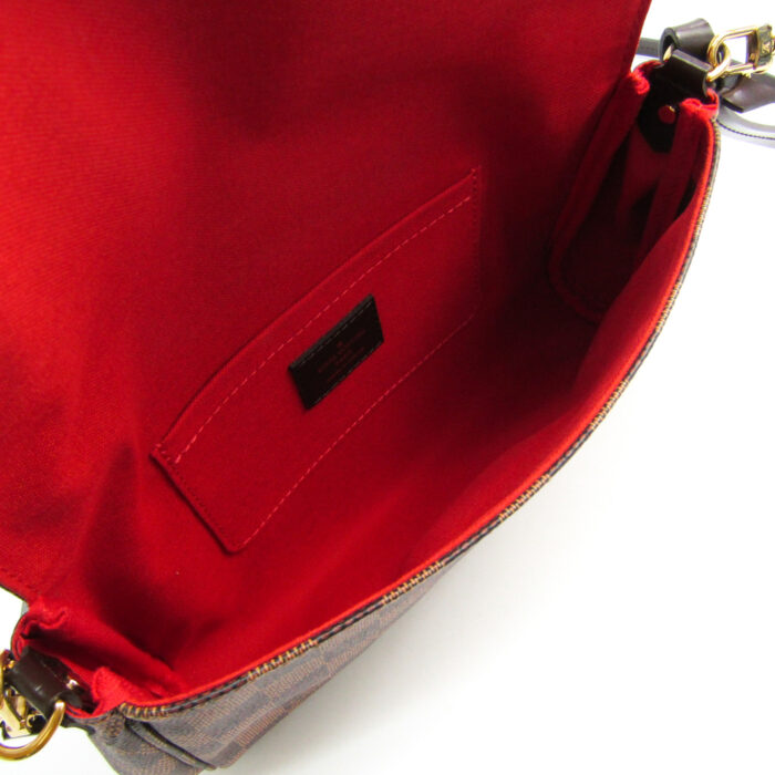 shoulder or cross•body •Removable long shoulder strap in natural cowhide leather •Short golden color chain •Secure magnetic closure •Interior flat pocket •Shiny golden color metallic piecesMore Information