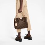 roomy bag to carry every day. Natural cowhide leather detailing and golden hardware add a refined touch. The body-friendly design combines with a supple