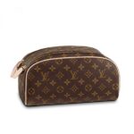 double zip opening for easy access. It easily holds all toiletry essentials.28 x 16 x 13 cm(Length x height x width)•Monogram canvas