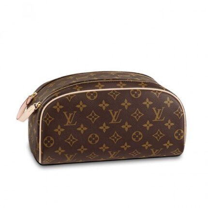 double zip opening for easy access. It easily holds all toiletry essentials.28 x 16 x 13 cm(Length x height x width)•Monogram canvas