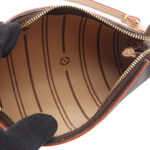 its supple and light Monogram canvas makes it the perfect feminine accessory.