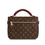 gives this Pochette Metis a unique appeal. The colorful smooth cowhide creates a pleasing contrast with the iconic Monogram canvas of this compact