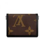 golden LV closure and a chain strap that can be worn two ways. On-point and practical