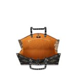 and top handles make the Onthego perfect for everyday use.Detailed features16.14 x 13.39 x 7.48 inches(Length x heightx width )•L 16.1 x H 13.4 x W 7.5 inches•Black and Caramel• Monogram-coated canvas•Monogram coated-canvas trim•Textile lining•Gold-color hardware•2 top handles for hand or elbow carry•2 long shoulder straps (drop: 28 cm/11.0 inches) for shoulder carry•Flat zipped pocket inside•Double pocket inside