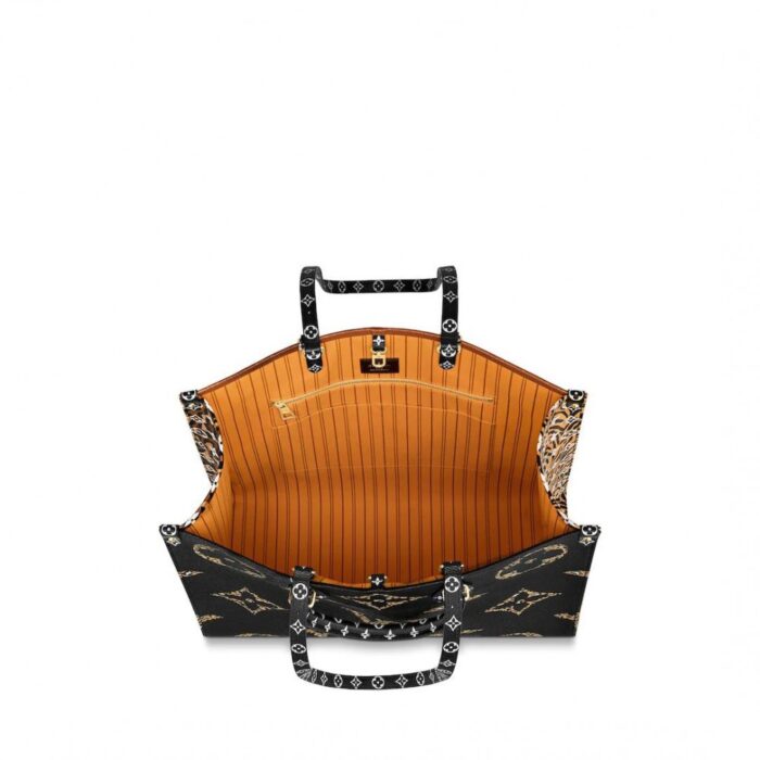 and top handles make the Onthego perfect for everyday use.Detailed features16.14 x 13.39 x 7.48 inches(Length x heightx width )•L 16.1 x H 13.4 x W 7.5 inches•Black and Caramel• Monogram-coated canvas•Monogram coated-canvas trim•Textile lining•Gold-color hardware•2 top handles for hand or elbow carry•2 long shoulder straps (drop: 28 cm/11.0 inches) for shoulder carry•Flat zipped pocket inside•Double pocket inside