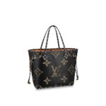 The Neverfull MM tote bag is fashioned from canvas with a print that combines different-sized Monogram patterns with animal prints. The striking result is sure to satisfy both House purists and those seeking a more adventurous alternative. Spacious