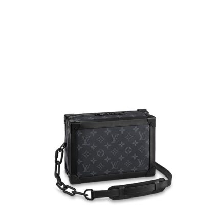 The Soft Trunk is a soft-sided messenger bag fashioned from Monogram Eclipse canvas with matte-black hardware and an adjustable strap in black leather. Subtle details such as the reinforced corners evoke the House’s iconic trunks. The supple canvas means it's body-friendly while the wide opening makes it very easy-to-use.Detailed Features9.84 x 7.09 x 3.94 inches(Length x Height x Width)•Monogram Eclipse coated canvas•Textile lining•Cowhide-leather trim•Matte-black hardware•Adjustable and removeable leather strap•Zip closure•Inside duo flat pocket