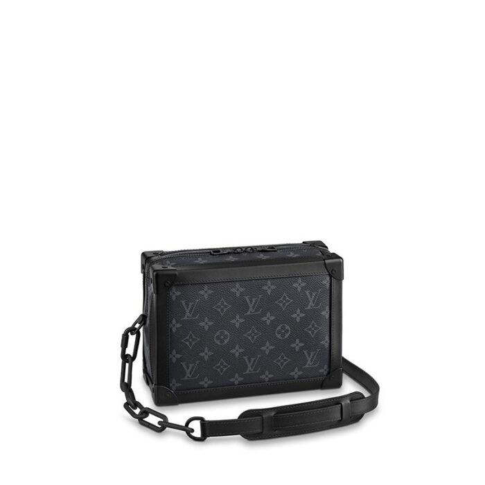 The Soft Trunk is a soft-sided messenger bag fashioned from Monogram Eclipse canvas with matte-black hardware and an adjustable strap in black leather. Subtle details such as the reinforced corners evoke the House’s iconic trunks. The supple canvas means it's body-friendly while the wide opening makes it very easy-to-use.Detailed Features9.84 x 7.09 x 3.94 inches(Length x Height x Width)•Monogram Eclipse coated canvas•Textile lining•Cowhide-leather trim•Matte-black hardware•Adjustable and removeable leather strap•Zip closure•Inside duo flat pocket