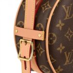 max. 56 cm/22.1 inches)•Double zip closure with leather pulls•Inside flat pocket•Curved side buckleMore Information