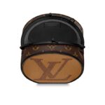 it combines Louis Vuitton’s signature Giant Monogram Reverse canvas with a finely crafted closing system. A compact but practical bag that adds a distinctive touch to any look.Detailed Features5.91 x 5.51 x 4.33 inches( lengthx heightx width )•Giant Monogram Reverse coated canvas•Calfskin-leather trim•Microfiber lining•Matte black-color hardware•Removable braided leather-chain strap (drop: 42 cm/16.5 inches) for shoulder or cross-body carry•Lockable closure
