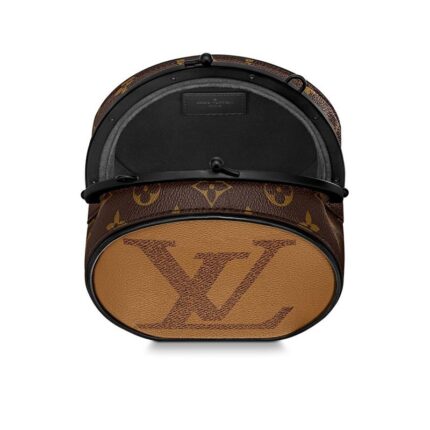 it combines Louis Vuitton’s signature Giant Monogram Reverse canvas with a finely crafted closing system. A compact but practical bag that adds a distinctive touch to any look.Detailed Features5.91 x 5.51 x 4.33 inches( lengthx heightx width )•Giant Monogram Reverse coated canvas•Calfskin-leather trim•Microfiber lining•Matte black-color hardware•Removable braided leather-chain strap (drop: 42 cm/16.5 inches) for shoulder or cross-body carry•Lockable closure