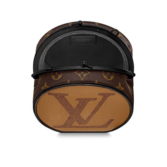 it combines Louis Vuitton’s signature Giant Monogram Reverse canvas with a finely crafted closing system. A compact but practical bag that adds a distinctive touch to any look.Detailed Features5.91 x 5.51 x 4.33 inches( lengthx heightx width )•Giant Monogram Reverse coated canvas•Calfskin-leather trim•Microfiber lining•Matte black-color hardware•Removable braided leather-chain strap (drop: 42 cm/16.5 inches) for shoulder or cross-body carry•Lockable closure