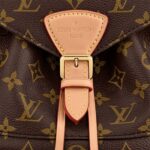 it closes with a archive Louis Vuitton buckle and leather drawstrings. Practical