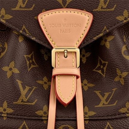 it closes with a archive Louis Vuitton buckle and leather drawstrings. Practical