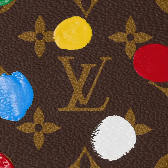 the LVxYK OnTheGo MM features an eye-catching print based on the eminent Japanese artist’s signature dots. Monogram canvas is adorned with multicolored dots painstakingly reproduced from a trunk that Kusama painted a decade ago after her first collaboration with the House. A body-friendly bag that makes an upbeat artistic statement.