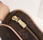 44-50cm(17.3'-19.6')•Top zip fastening•Gold-tone hardware•Internal logo patch•Inside/Open Pocket•Made in France
