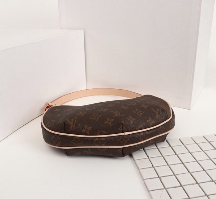 - Brand : Louis Vuitton