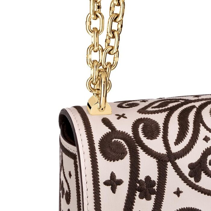 Detailed Features23.0 x 17.0 x 9.5 cm(Length x Height x Width)•Embroidered smooth cowhide•Embroidered smooth-cowhide trim•Microfiber lining•Gold-color hardware•Sliding chain strap (drop: min. 30 cm/11.8 inches