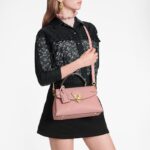 adjustable strap (drop: min. 45 cm/17.7 inches