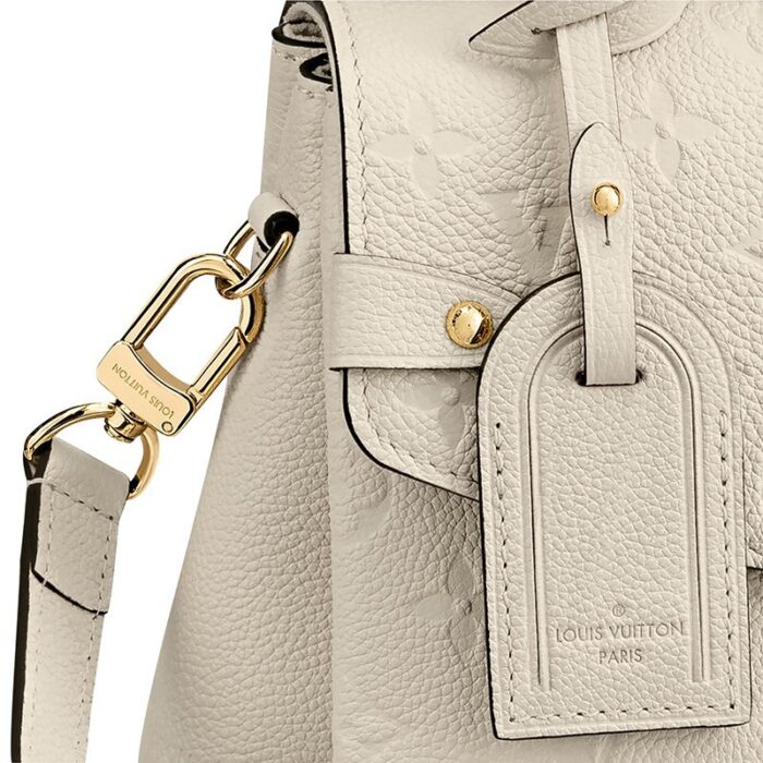max. 50 cm/19.7 inches)•Front flap•2 inside compartments•Inside flat pocket•Leather name tag