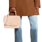 while the enamel LV Initials add a touch of elegance.Detailed Features26.0 x 22.0 x 12.0 cm(Length x Height x Width)•Mocaccino Beige•Calf leather•Calf-leather trim•Microfiber lining•Resin and gold-color hardware•Top handle for hand or elbow carry•Removable