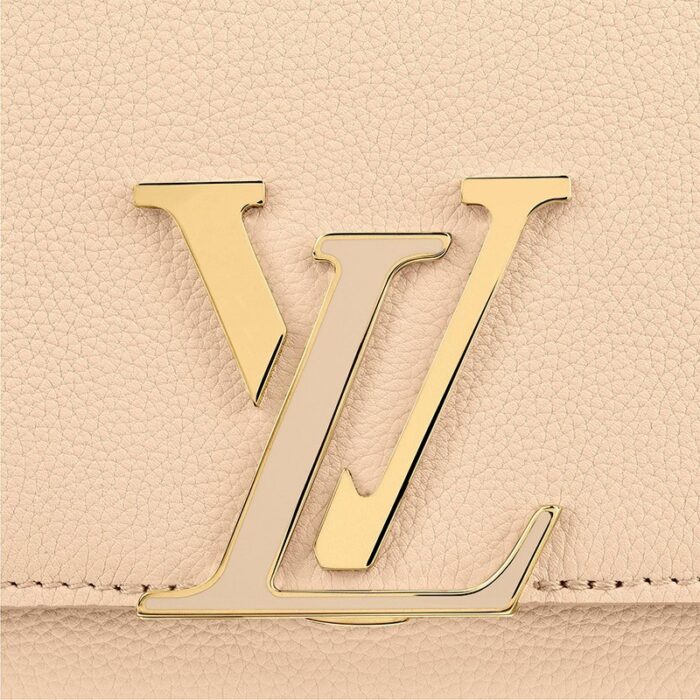 max. 54 cm/21.3 inches) for shoulder or cross-body carry•Outside back pocket•Inside zipped pocket•Inside flat pocket•Keybell