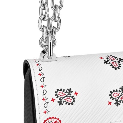 the bandana-inspired pattern complements the bag’s classic lines. The silver-color LV twist-lock opening and sliding chain anchor the bag in glamourous Twist territory.Detailed Features7.48 x 5.91 x 3.54 inches( lengthx heightx width )•White•Printed Epi leather•Epi-leather trim•Microfiber lining•Silver-color hardware•Sliding chain strap (drop: min. 30 cm/11.8 inches