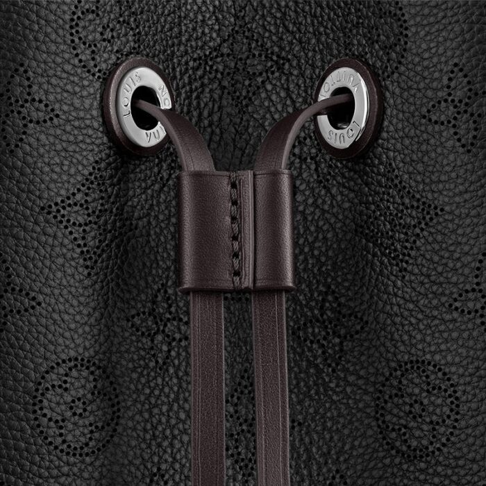 adjustable strap (drop: min. 45 cm/17.7 inches