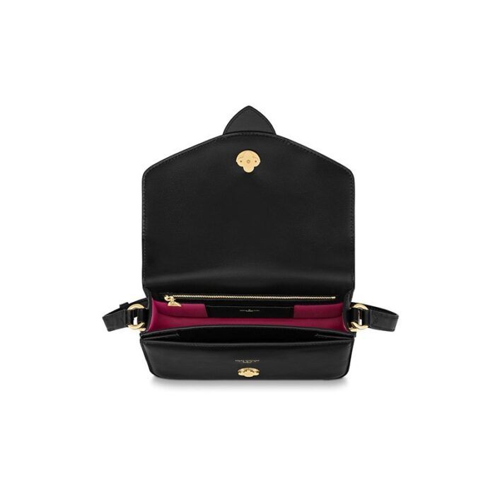 max 52cm/20.1 inches) with LV Circle buckle and metallic eyelets•LV Circle signature on the flap•Monogram Flower shaped magnetic closure•2 inside compartments•Inside flat pocket•Inside zipped pocket