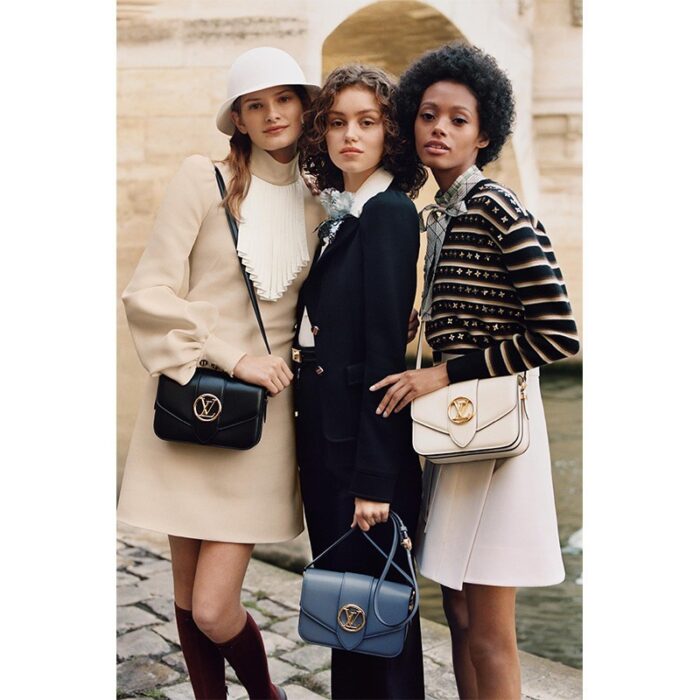 - Type : Shoulder Bags