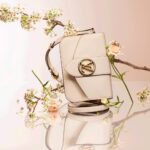 sans-serif; font-size: 18px; letter-spacing: 0.4px;">The structured yet curved lines of the LV Pont 9 handbag are fashioned from smooth leather. The LV Circle