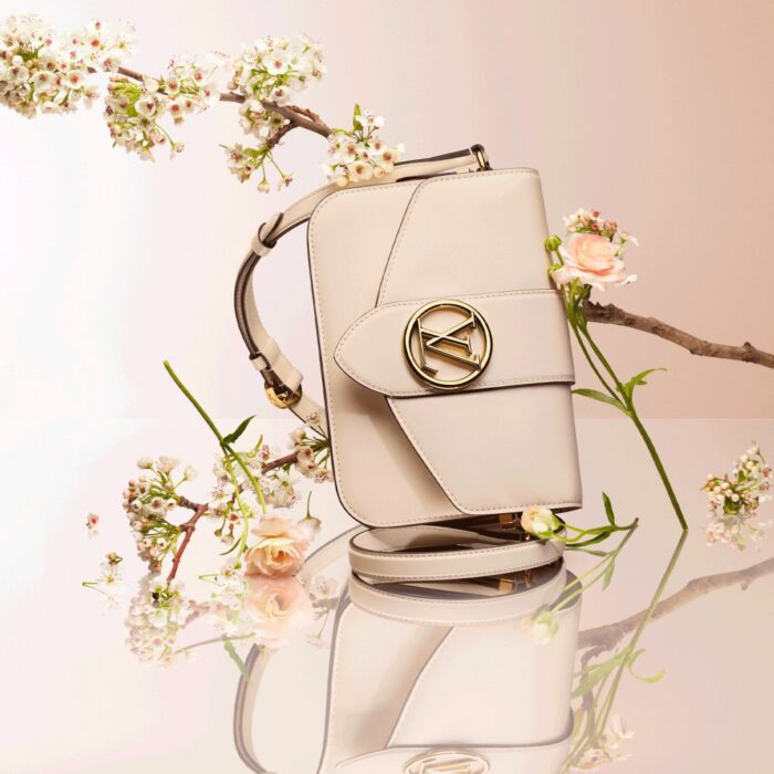 sans-serif; font-size: 18px; letter-spacing: 0.4px;">The structured yet curved lines of the LV Pont 9 handbag are fashioned from smooth leather. The LV Circle