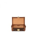 LV-embossed trunk trimmings and studs pay homage to the House’s trunkmaking beginnings.Detailed Features7.5 x 3.5 x 3.5 inches(Length x Height x Width)•Monogram coated canvas•Cowhide-leather trim•Microfiber lining•Gold-color hardware•S-lock closure•Strap:Removable
