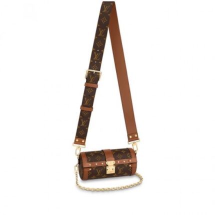 Nicolas Ghesquière introduces a new shape – both feminine and casual – inspired by Louis Vuitton’s archives: the Papillon Trunk handbag. The iconic Papillon duffle bag is transformed into a trendy semi-rigid baguette. The S-Lock