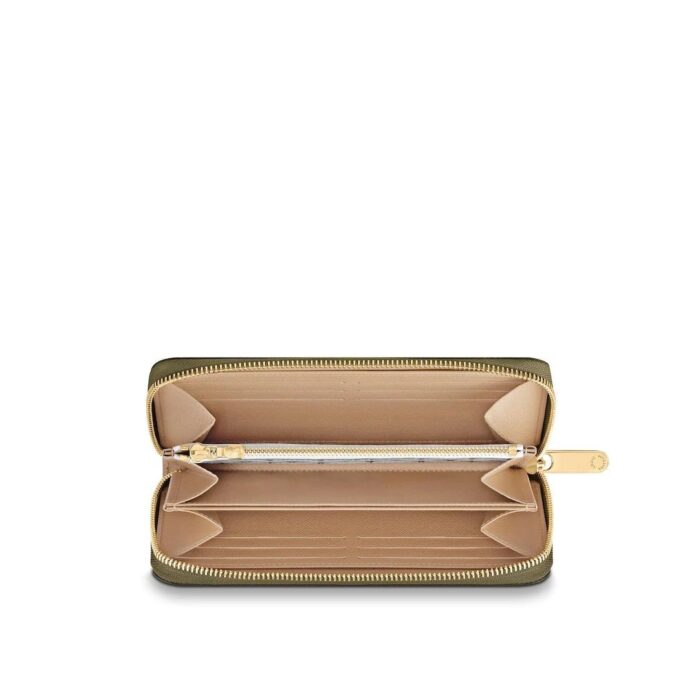 outsize version of Monogram canvas to create a graphic effect. This ingeniously designed wallet contains an array of practical features