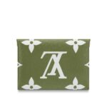 this special edition of the Pochette Kirigami plays with different sizes of Monogram canvas in a fresh color combination of khaki and beige. The largest of the three envelopes is ideal for a tablet