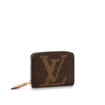 The maxi-sized LV initials and Monogram blossoms of the Giant Monogram canvas make the Zippy Coin Purse strikingly graphic. The purse