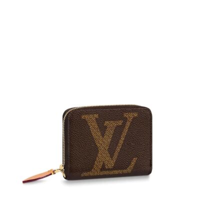 The maxi-sized LV initials and Monogram blossoms of the Giant Monogram canvas make the Zippy Coin Purse strikingly graphic. The purse