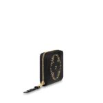 this coin purse holds bills and cards as well as coins.Detailed features4.33 x 3.35 x 0.79 inches(Length x heightx width )•L 4.3 x H 3.3 x W 0.8 inches•Black•Monogram Giant and Monogram coated canvas•Grained cowhide-leather lining•Gold-color hardware•Zip closure•2 large gusseted compartments•2 inside flat pockets•Business-card slot•4 card slots
