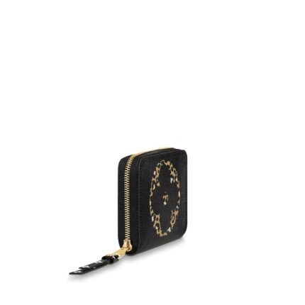 this coin purse holds bills and cards as well as coins.Detailed features4.33 x 3.35 x 0.79 inches(Length x heightx width )•L 4.3 x H 3.3 x W 0.8 inches•Black•Monogram Giant and Monogram coated canvas•Grained cowhide-leather lining•Gold-color hardware•Zip closure•2 large gusseted compartments•2 inside flat pockets•Business-card slot•4 card slots