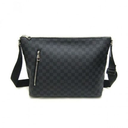 Detailed Features14.6 x 11.8 x 3.1 inches(Length x height x width)•Zip closure•1 external zipped pocket on the front•1 internal iPad pocket•3 internal flat pockets•1 nametag•Strap: Not removable