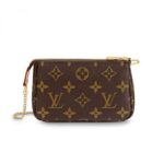The Mini Pochette Accessoires in Monogram canvas is a stylish way to carry essentials. Its secure zip protects a spacious compartment