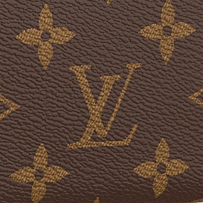 it is fitted with a chic top handle and a long detachable strap for shoulder or cross-body wear.Detailed Features9.84 x 7.48 x 2.76 inches(Length x Height x Width)•Monogram coated canvas•Natural cowhide trim•Textile lining•Gold-color hardware•Short top handle for hand carry•Removable