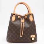 -Neo reveals a modern and graphic reinterpretation of the iconic model Noe. Its versatile shape and exquisite details are enhanced by ultra-supple Monogram Canvas
