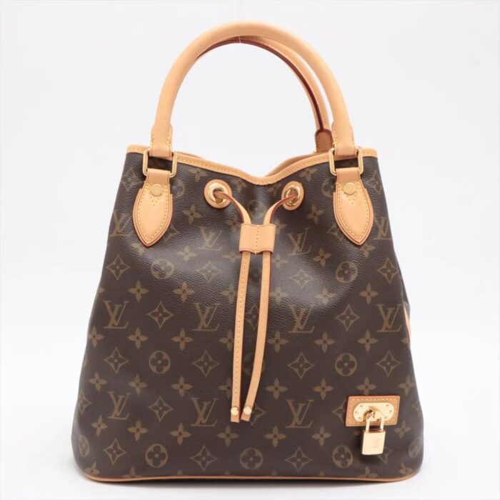-Neo reveals a modern and graphic reinterpretation of the iconic model Noe. Its versatile shape and exquisite details are enhanced by ultra-supple Monogram Canvas
