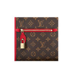 with a trendy new attitude. In Monogram canvas and natural leather trim