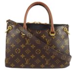 the Pallas BB bag offers flawless functionality and modern panache.Elevate your style status.